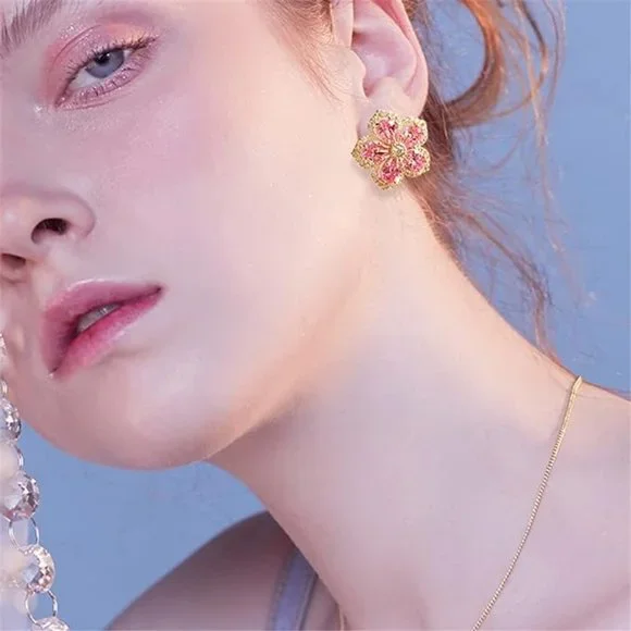 🌸 SPARKLY FLOWER EARRINGS🌸 - Picture 3 of 6